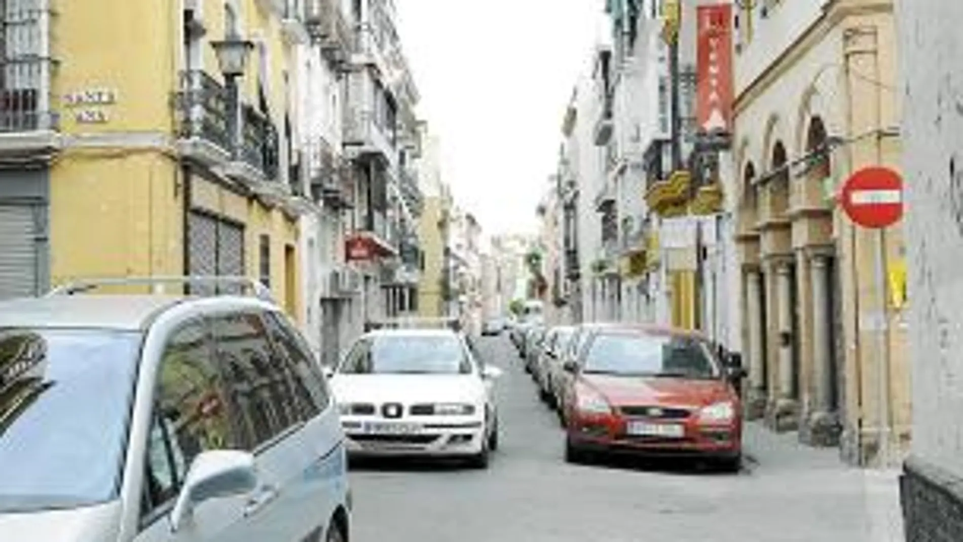 El cura, Ernesto M., residía en una residencia particular en la calle Jesús del Gran Poder, después de varios años viviendo en una casa sacerdotal