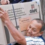 Trabajadores de la ONPE entregan material electoral ayer, en Lima