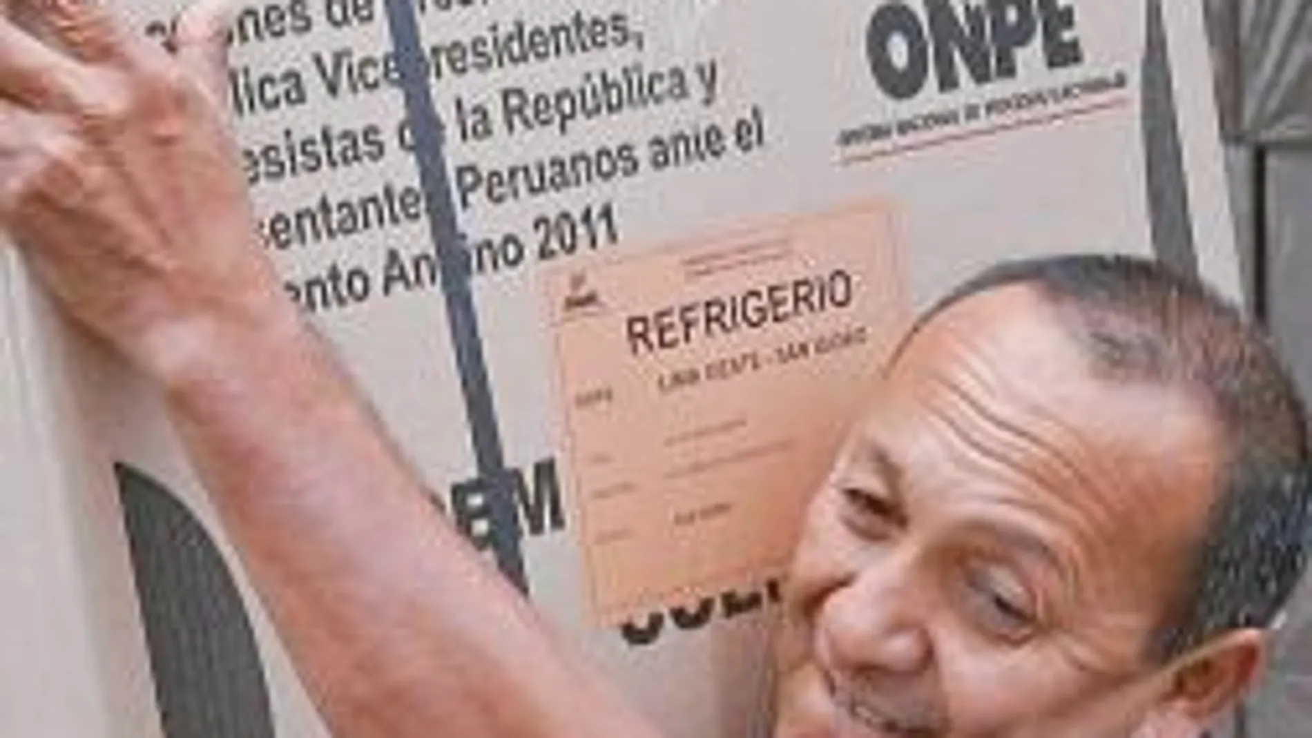Trabajadores de la ONPE entregan material electoral ayer, en Lima