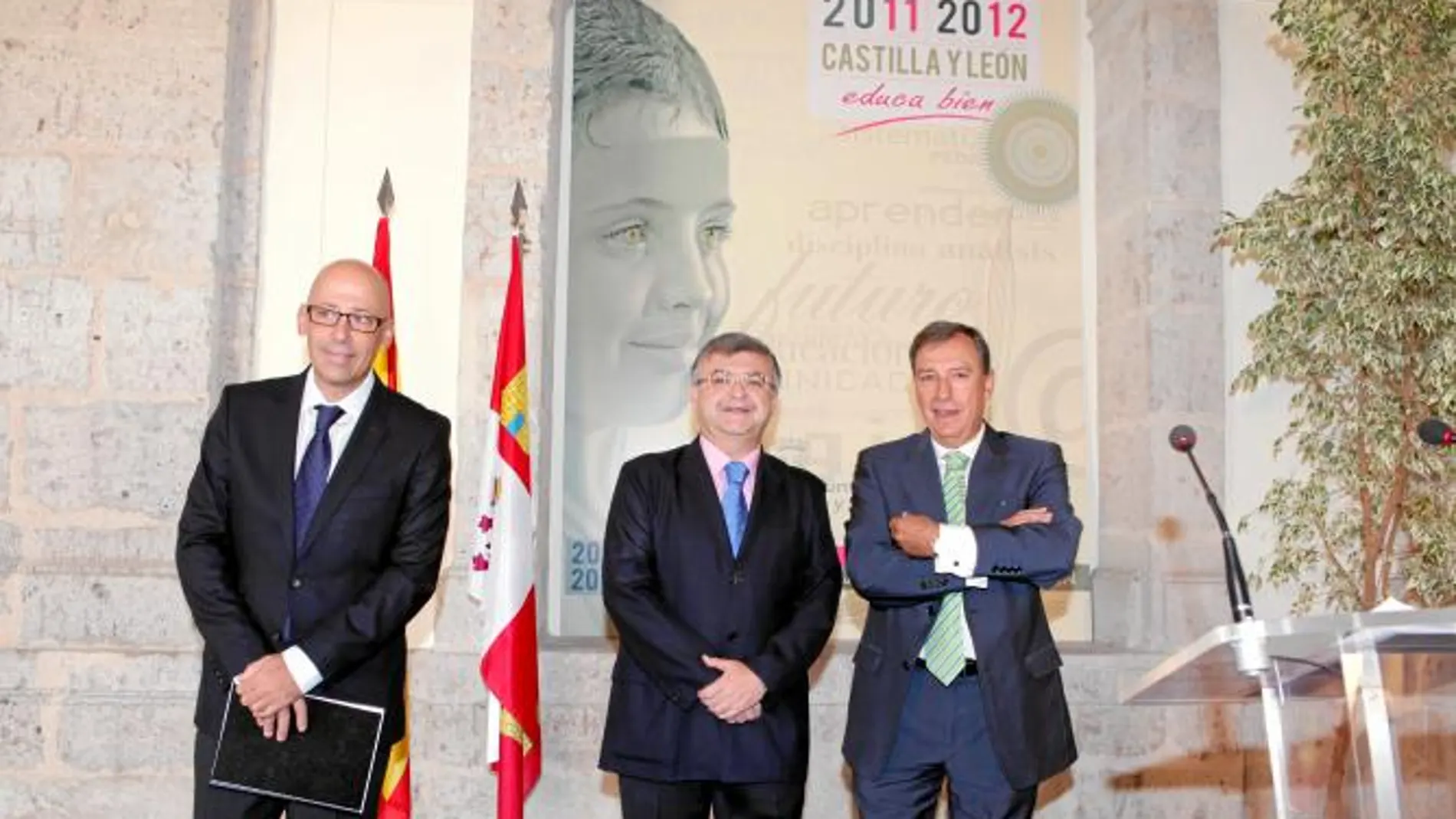 El consejero Juan José Mateos junto con los miembros de equipo, Juan Casado y Fernando Sánchez-Pascuala