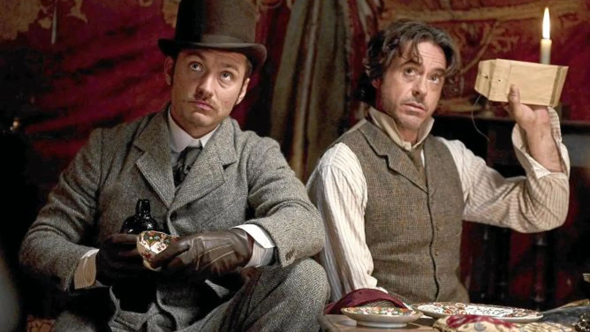 El cine ha redibujado la imagen del detective. De la pipa y el sombrero se ha pasado a un aspecto más astroso. Arriba, Robert Downey Jr. y Jude Law, como Sherlock y Watson en la segunda parte del filme