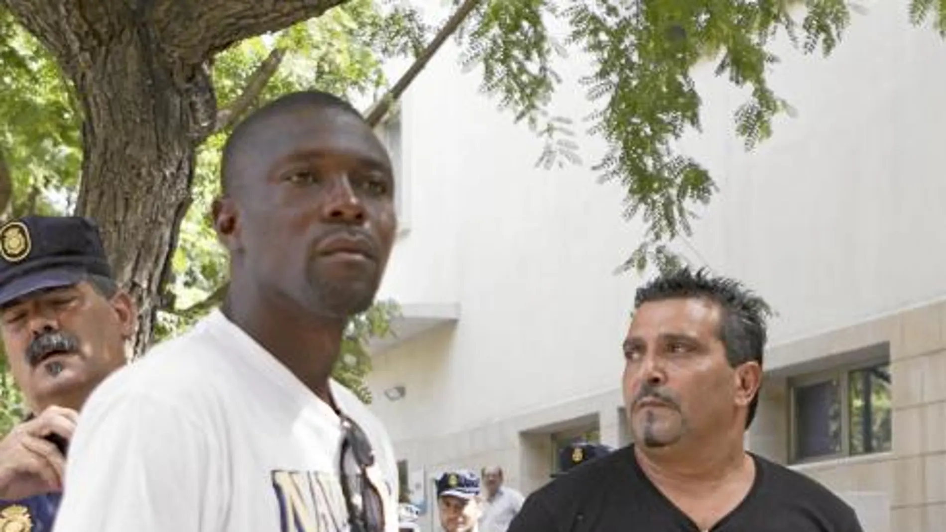 Joaquín Fernández, a la derecha de la foto, es el líder de la población gitana de Son Gotleu. Ha declarado su «confianza absoluta» en las autoridades. También dijo: «Si queréis matar a algún gitano, empezad por mí».