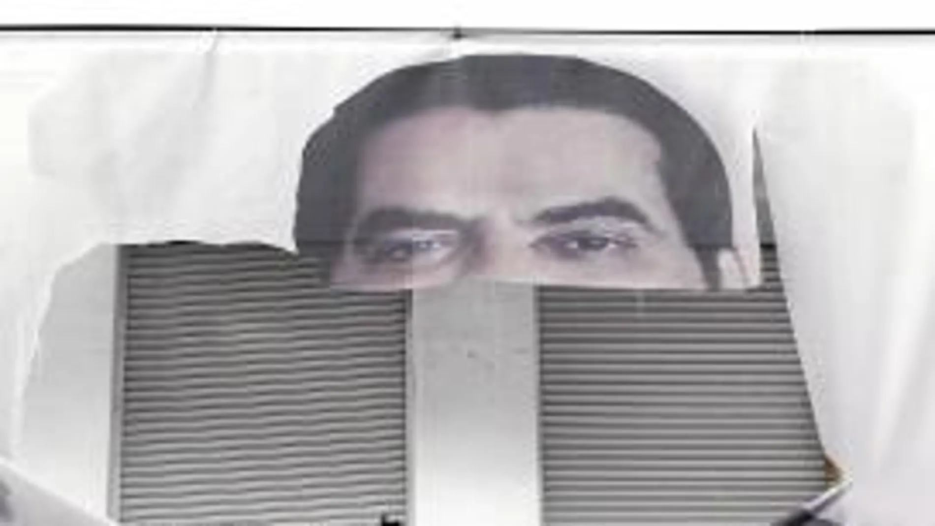 Un cartel del huido dictador Ben Ali aparece arrancado de la pared de un edificio del centro de la capital de Túnez