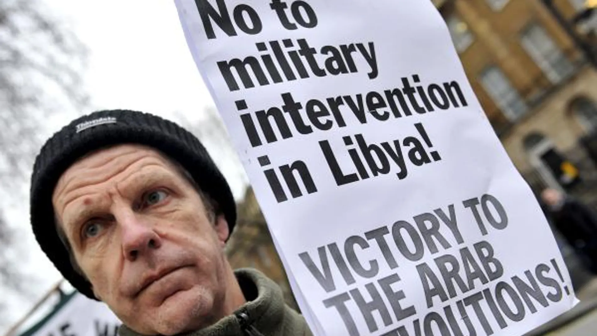 Rebeldes afirman que tropas de Gadafi se acercan a Bengasi y Trípoli lo niega