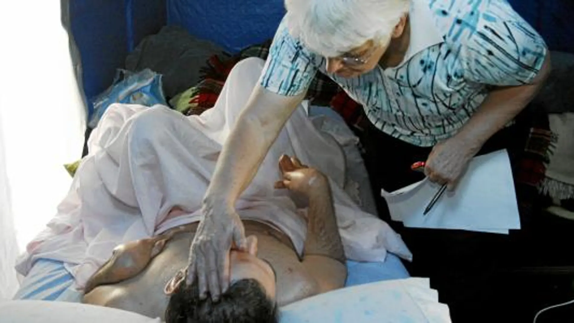 Juana y su hijo, en coma, cumplen hoy 373 días acampados en la plaza de Jacinto Benavente