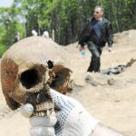 Un investigador muestra uno de los cráneos hallados en la fosa común de Vladivostok