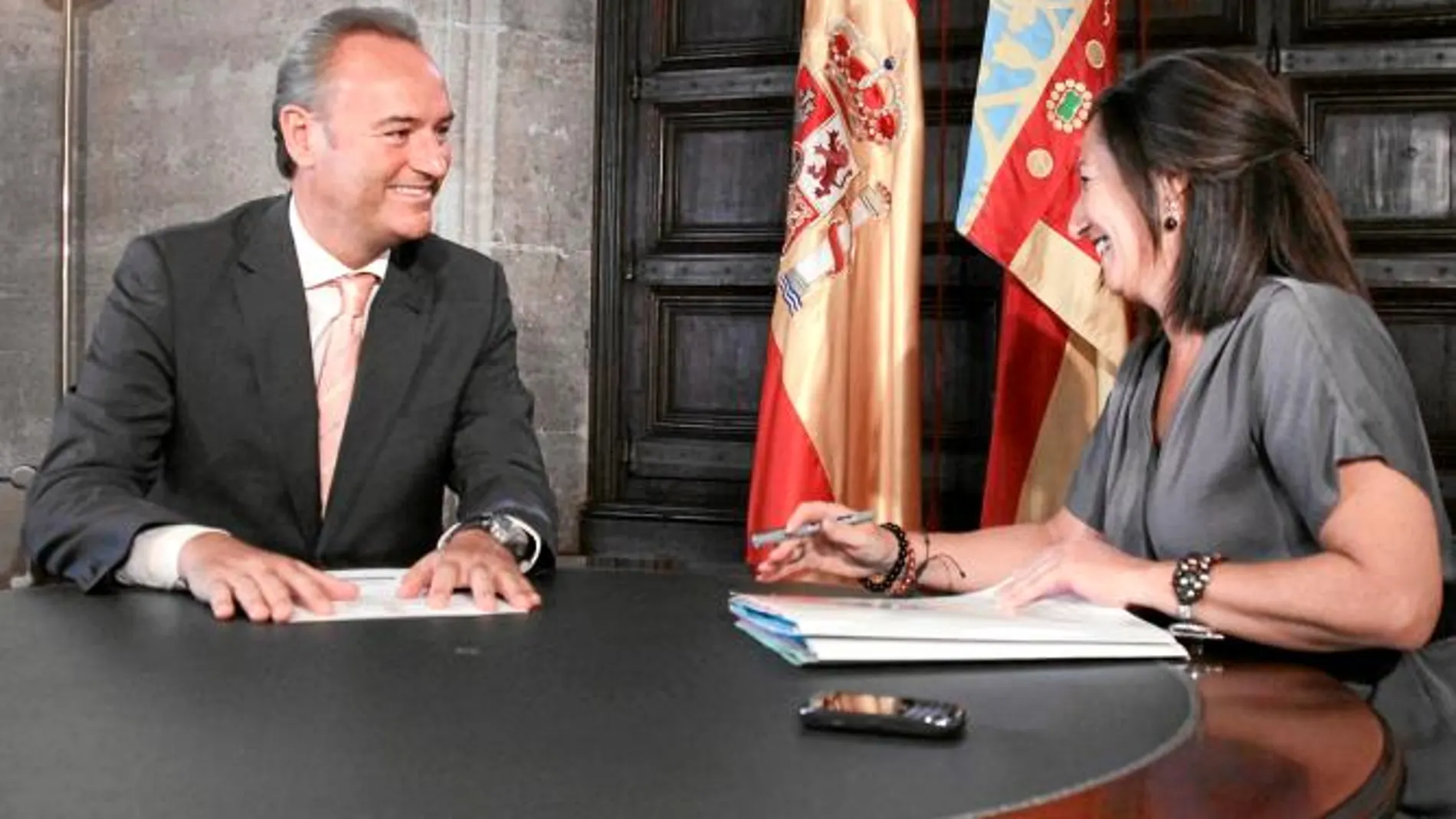 El presidente de la Generalitat y la consellera de Agricultura, ayer durante su reunión