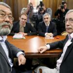 Los secretarios generales de CCOO, Ignacio Fernández Toxo (d), y de UGT, Cándido Méndez (i),