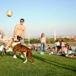 Ocio bajo el sol. Madrileños y visitantes disfrutaron fuera de casa de una jornada veraniega en plena primavera
