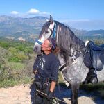 Peter Ritz junto a Corvacero, un joven caballo de pura raza español con el que llegará hasta su ciudad natal en Alemania