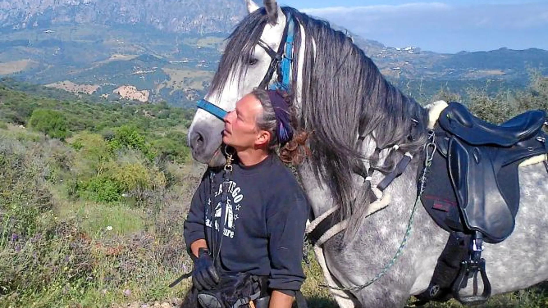 Peter Ritz junto a Corvacero, un joven caballo de pura raza español con el que llegará hasta su ciudad natal en Alemania