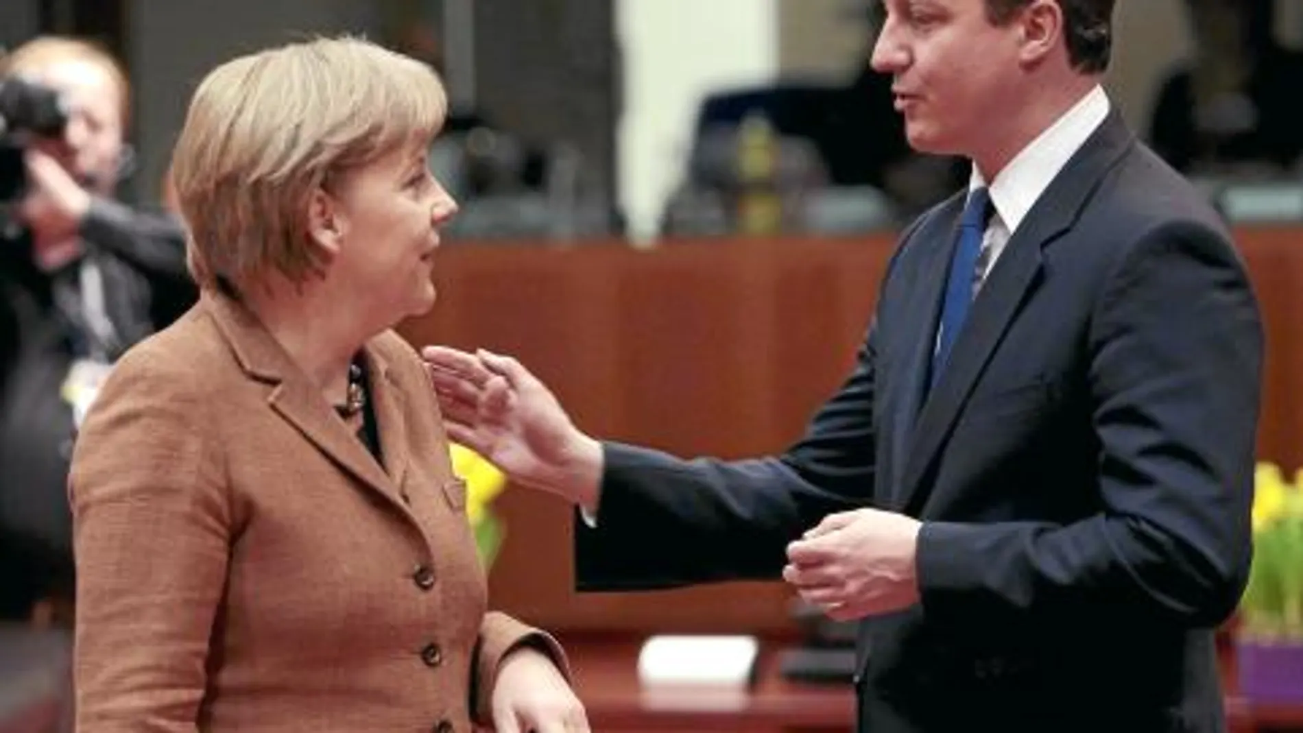 Angela Merkel, junto al primer ministro británico, David Cameron