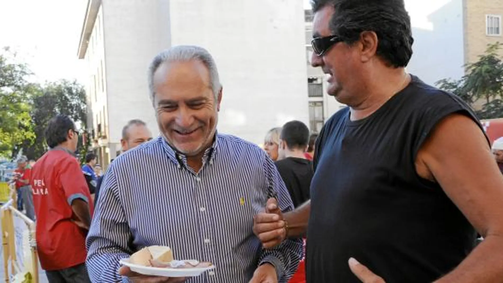 El alcalde de Móstoles, Esteban Parro, compartió desayuno con los corredores y vecinos del municipio