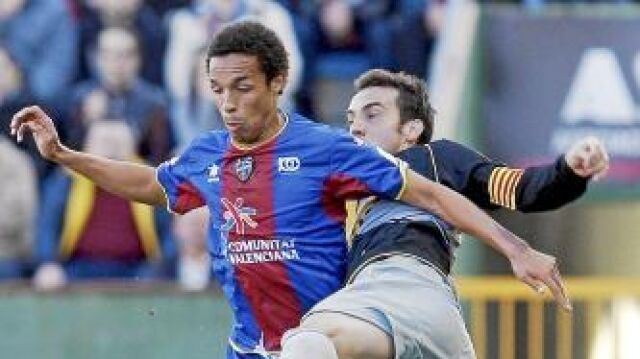 valdo controla la pelota ante el capitán del Espanyol, David García. El partido lo resolvió el Levante en la primera parte
