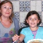 Encarnación Carrasco, viuda del concejal Manuel Indiano, y su hija María, el día de su décimo cumpleaños