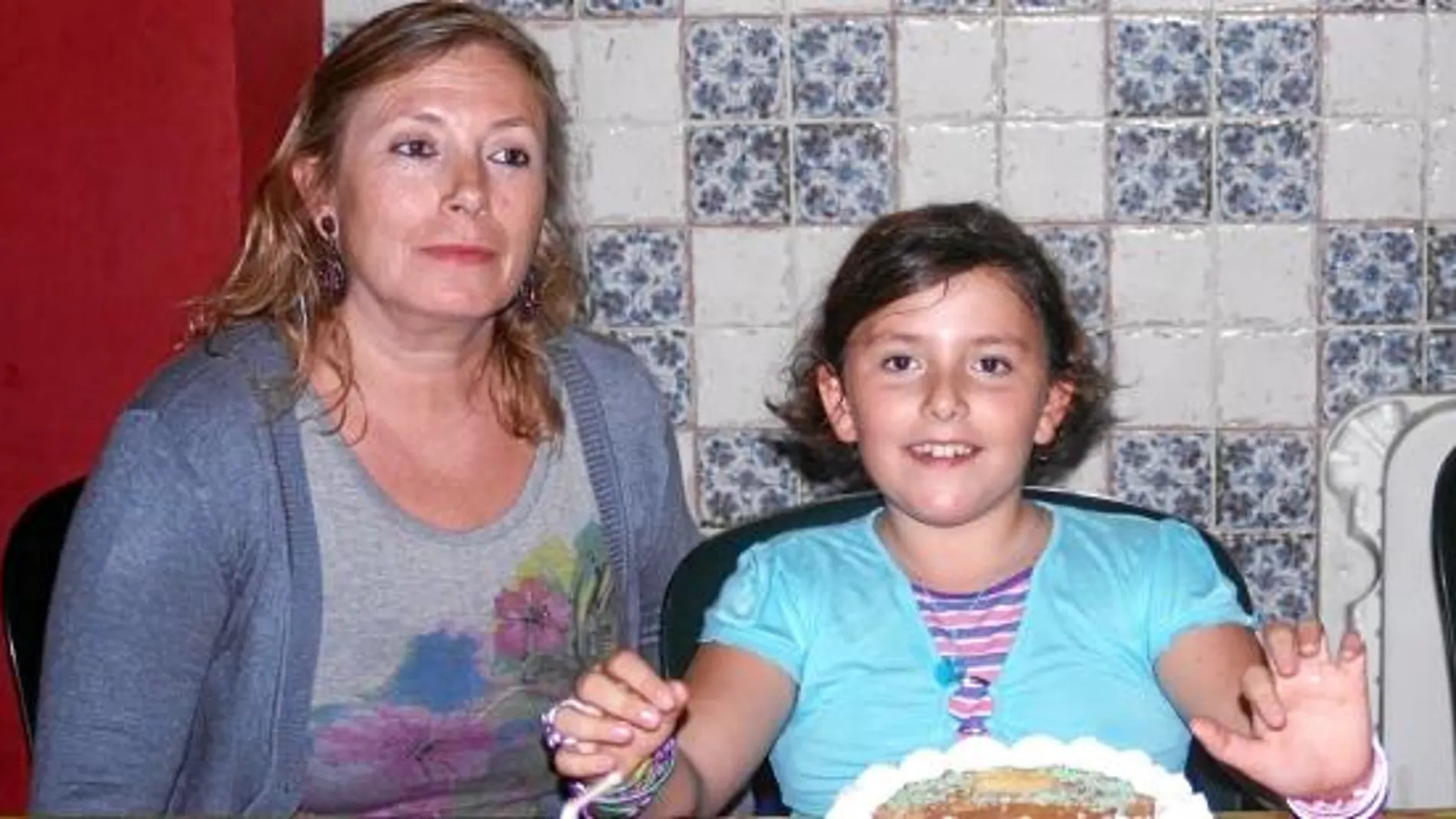 Encarnación Carrasco, viuda del concejal Manuel Indiano, y su hija María, el día de su décimo cumpleaños