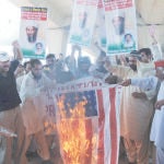 Paquistaníes quemanla bandera americana