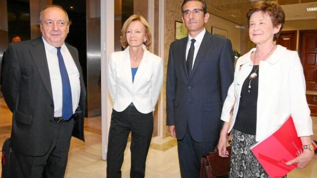 Elena Salgado, junto al presidente de la CNC (derecha) y los dos nuevos consejeros