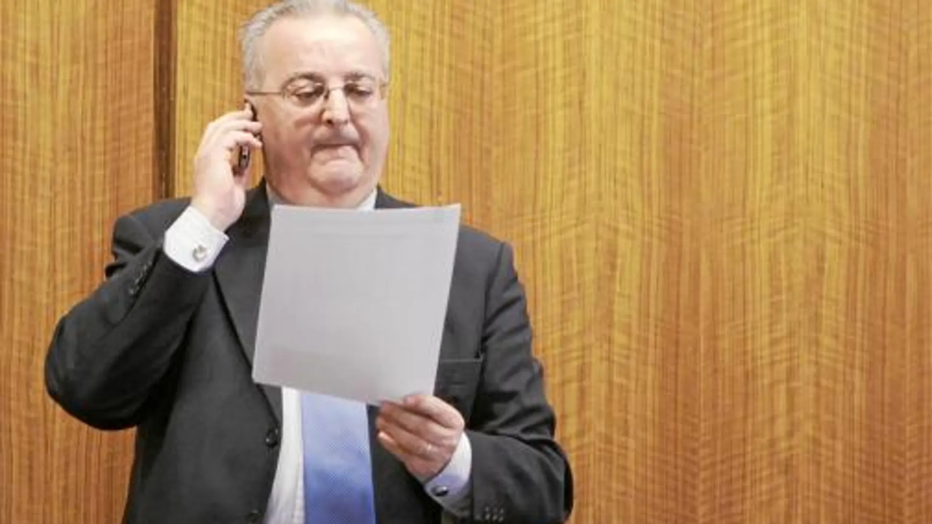 El exconsejero de Empleo, Antonio Fernández, durante una comisión en el Parlamento antes de dejar la Cámara andaluza