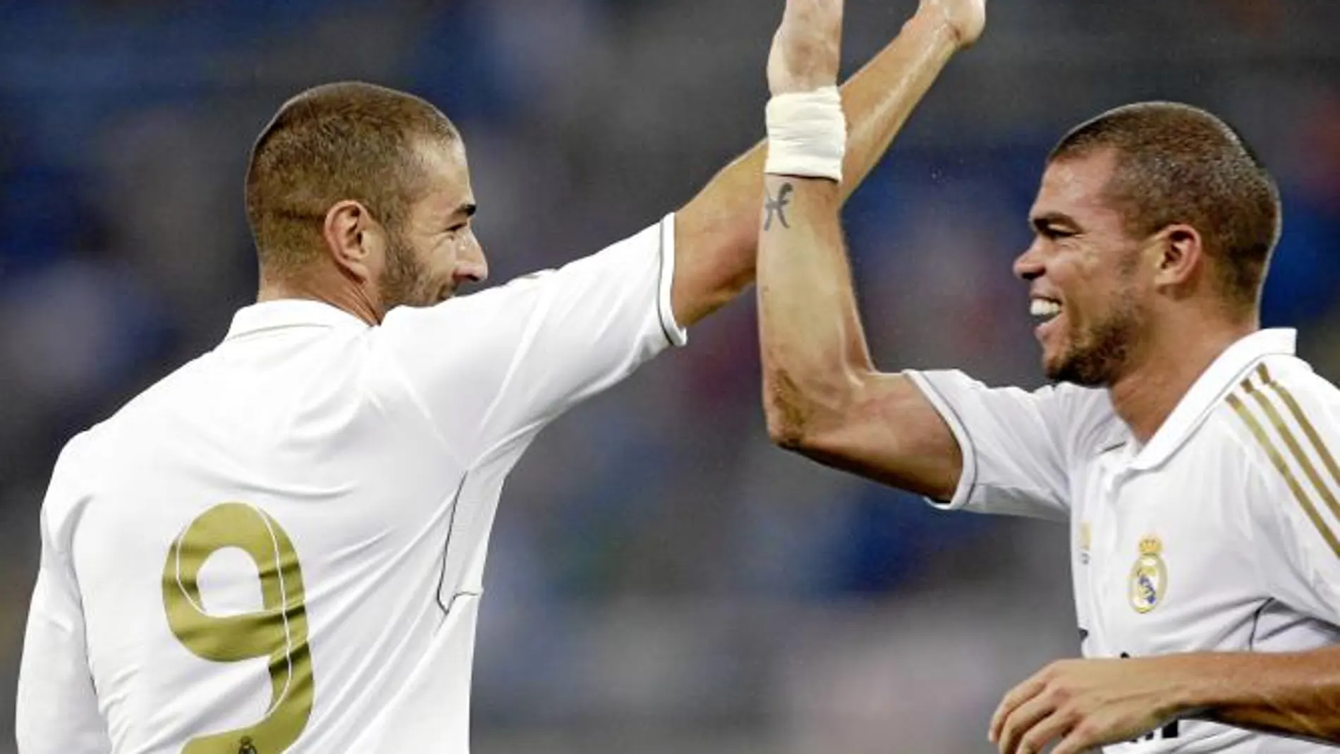 Benzema y Pepe celebran un gol ante el Tianjin Teda chino celebfrpretemporada