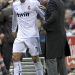 El entrenador del Real Madrid, el portugués José Mourinho (d), anima al delantero luso Cristiano Ronaldo tras ser sustituido este durante el partido