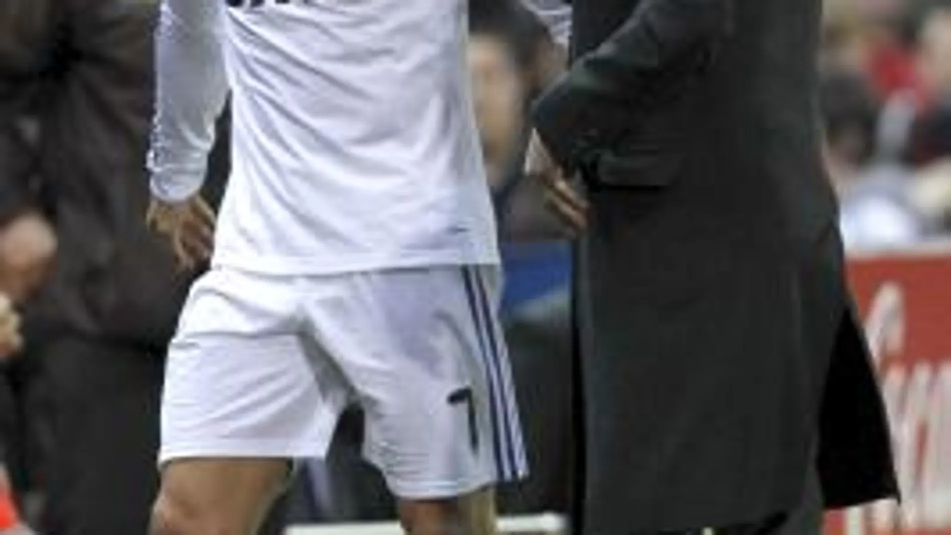 El entrenador del Real Madrid, el portugués José Mourinho (d), anima al delantero luso Cristiano Ronaldo tras ser sustituido este durante el partido