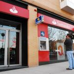 Un cámara toma imágenes de la sucursal atracada, en la avenida de la Peseta