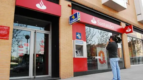 Un cámara toma imágenes de la sucursal atracada, en la avenida de la Peseta