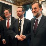 El nuevo alcalde de Vitoria, Javier Maroto, con Rajoy y Basagoiti