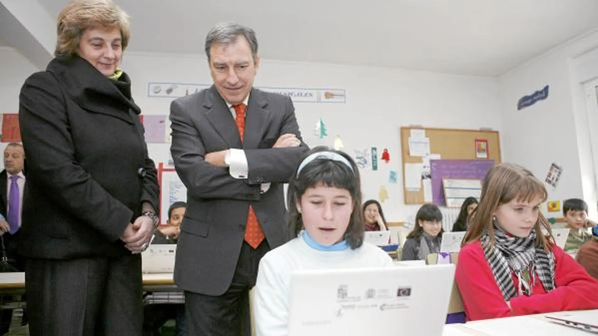 María Jesús Ruiz y Juan José Mateos durante su visita a centros educativos en Golmayo y Ágreda