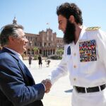 El alcalde visitó el rodaje de «El dictador» en la Plaza de España y saludó a Sacha Baron Cohen