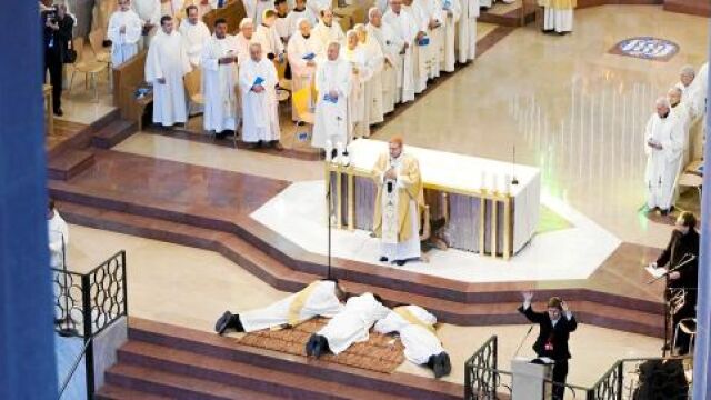 El rito central consistió en la ordenación de los tres sacerdotes, por parte del cardenal arzobispo de Barcelona, Lluís Martínez Sistach. Los tres prestaron juramento tras ponerse de cara a tierra como símbolo de humildad y de profunda oración.