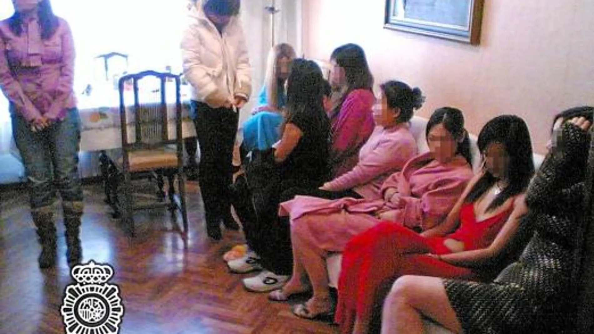 Algunas de las mujeres extorsionadas por la red china desarticulada en julio