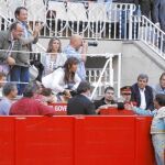 Alicia Sánchez-Camacho recoge la montera que le lanzó Serafín Marín en La Monumental ante Rafael Luna