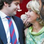 Aguirre, junto a su hijo Fernando, que acudió con su mujer, sus tías, primas y abuelas a la tercera toma de posesión de su madre como presidenta de la Comunidad