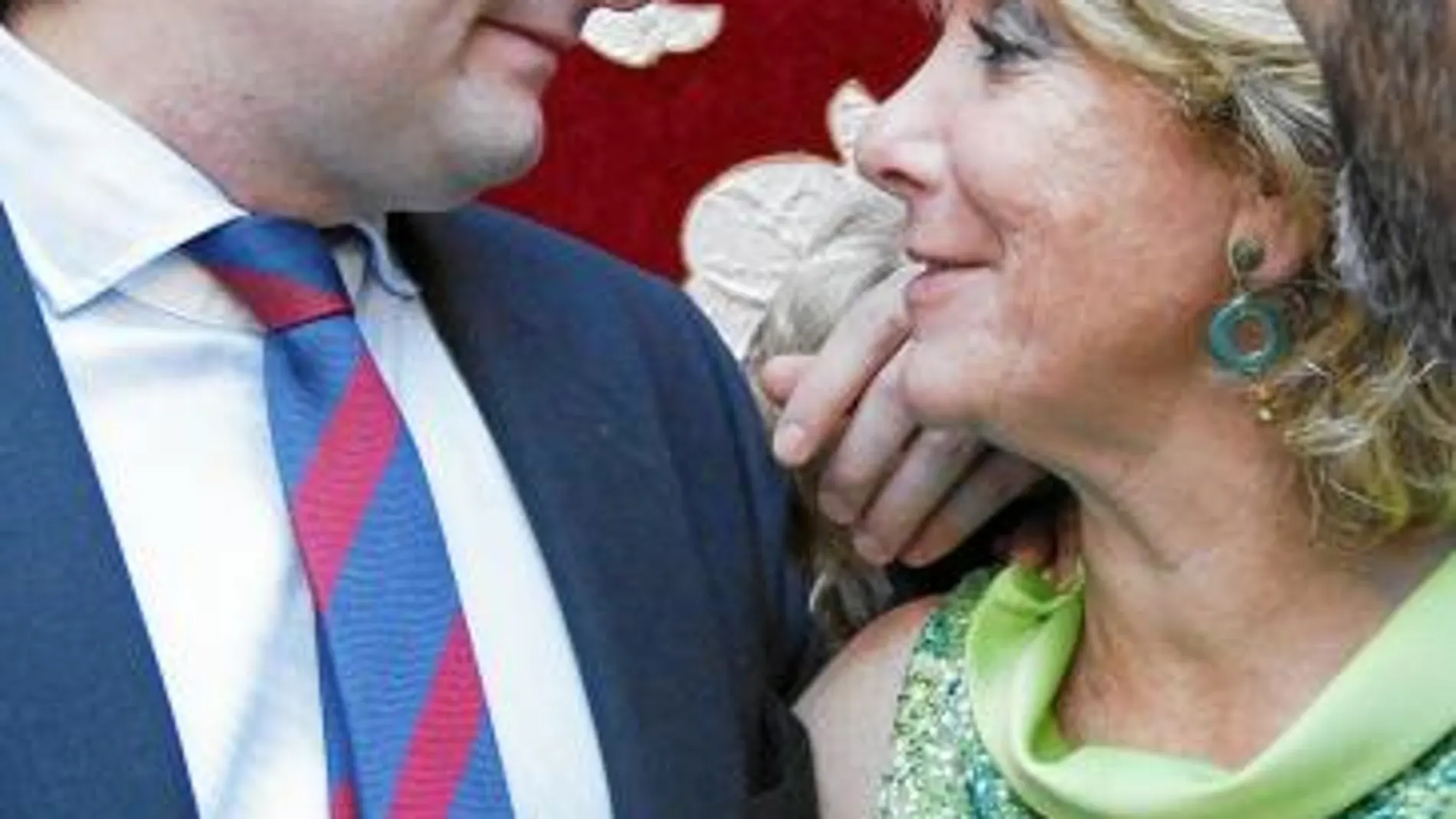 Aguirre, junto a su hijo Fernando, que acudió con su mujer, sus tías, primas y abuelas a la tercera toma de posesión de su madre como presidenta de la Comunidad