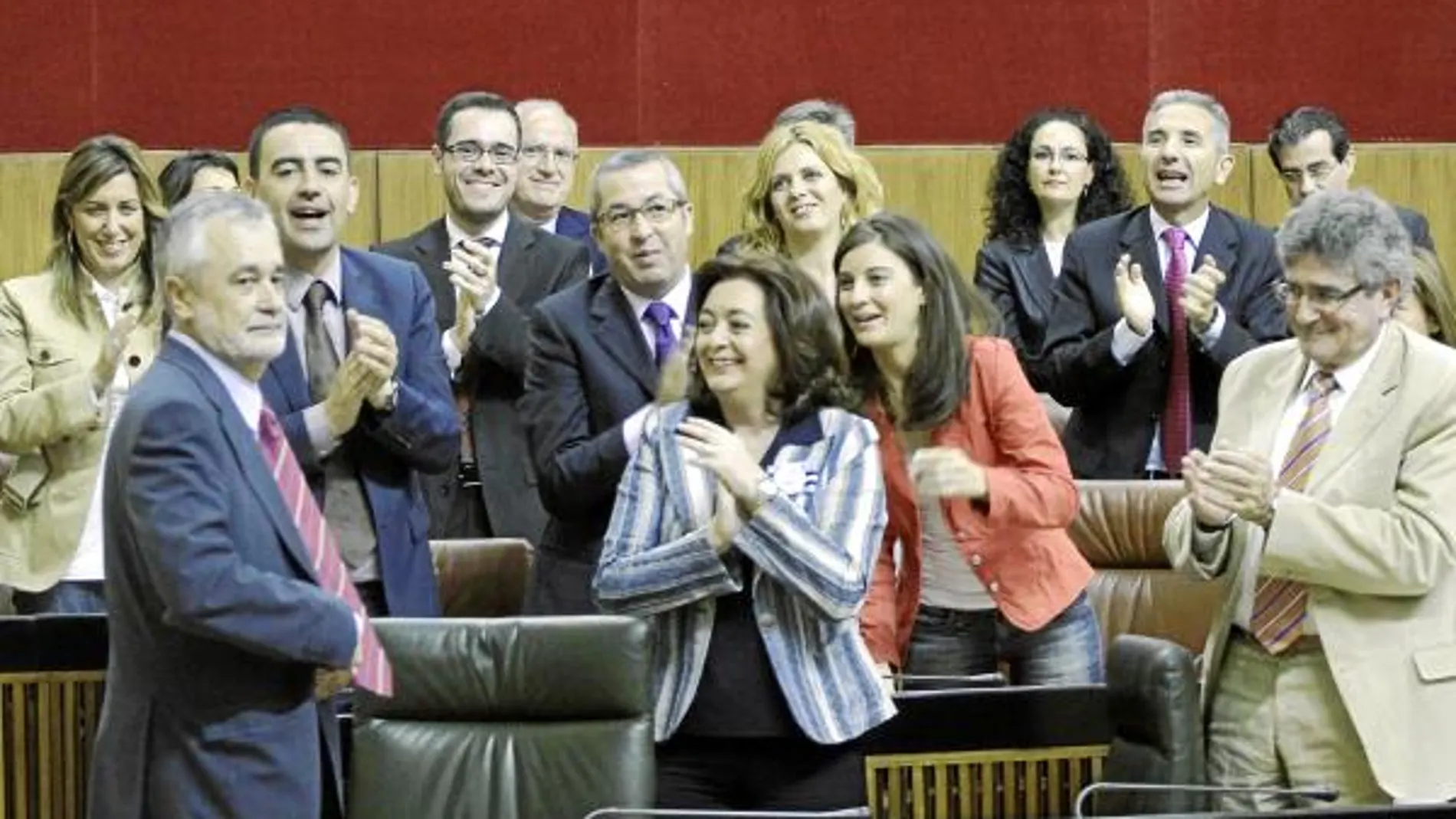 El grupo socialista aplaudió en varias ocasiones a Griñán durante su intervención
