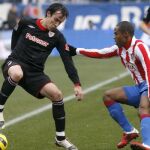 El centrocampista brasileño del Atlético de Madrid Elías Mendes (d) trata de arrebatarle el balón al mediocampista del Athletic de Bilbao David López