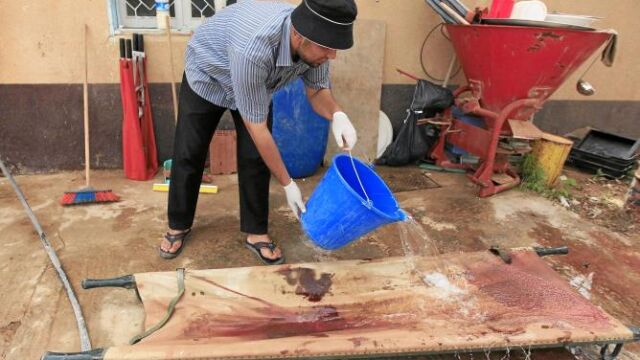 Un voluntario limpia una camilla con sangre en un hospital de campaña cerca de Misrata
