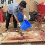 Un voluntario limpia una camilla con sangre en un hospital de campaña cerca de Misrata