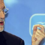 Rajoy pide «empezar ya» el cambio político porque «no se puede esperar a las generales»