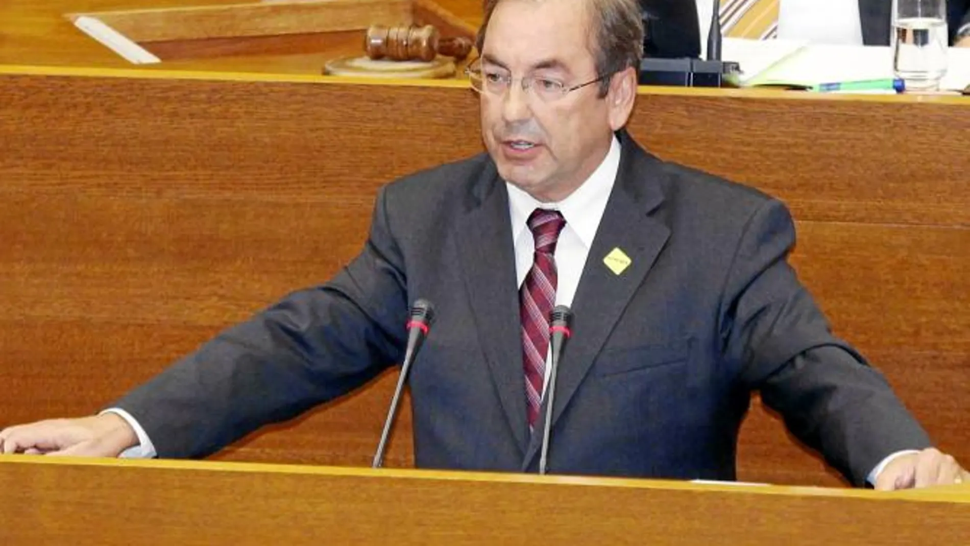 El conseller de Sanidad, Luis Rosado, ayer en Les Corts