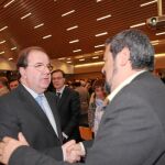 El presidente de Castilla y León, Juan Vicente Herrera, saluda al director de El Norte de Castilla, Carlos Aganzo