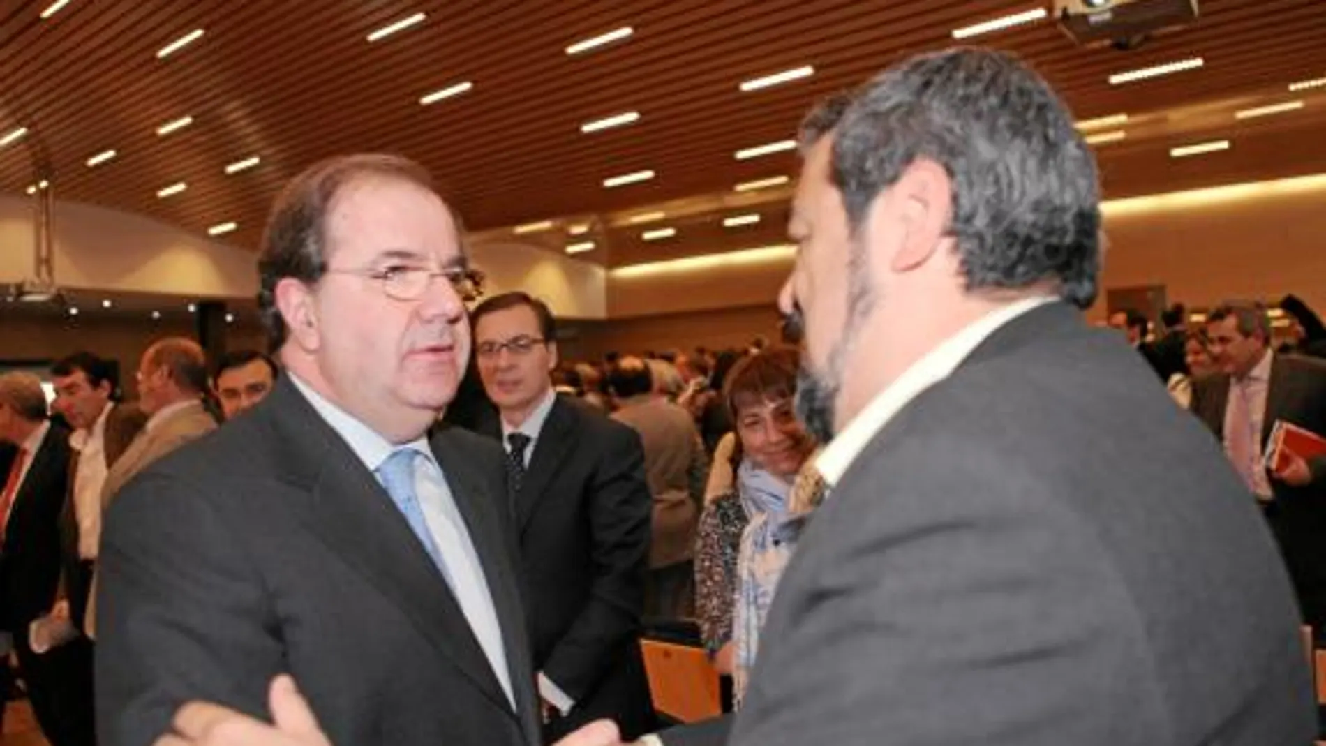 El presidente de Castilla y León, Juan Vicente Herrera, saluda al director de El Norte de Castilla, Carlos Aganzo