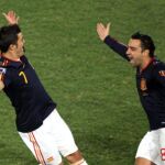 Villa y Xavi celebran el primer gol de España ante Chile