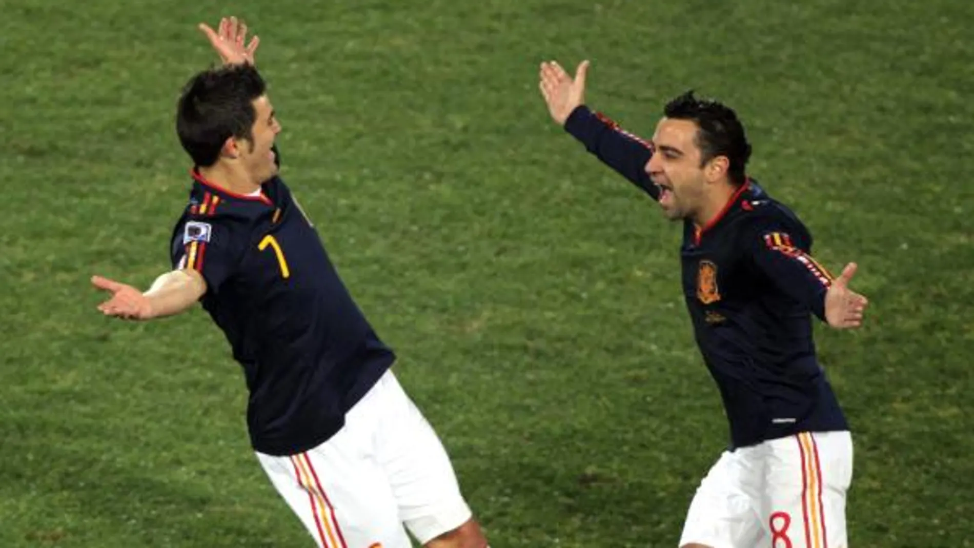 Villa y Xavi celebran el primer gol de España ante Chile