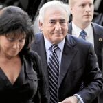 Strauss-Kahn y su esposa abandonan el tribunal tras conocer el fallo