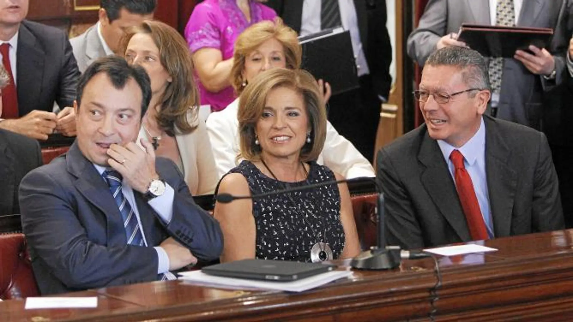 Gallardón, Ana Botella y Cobo quien fue apuntando uno por uno los votos que salían de la urna