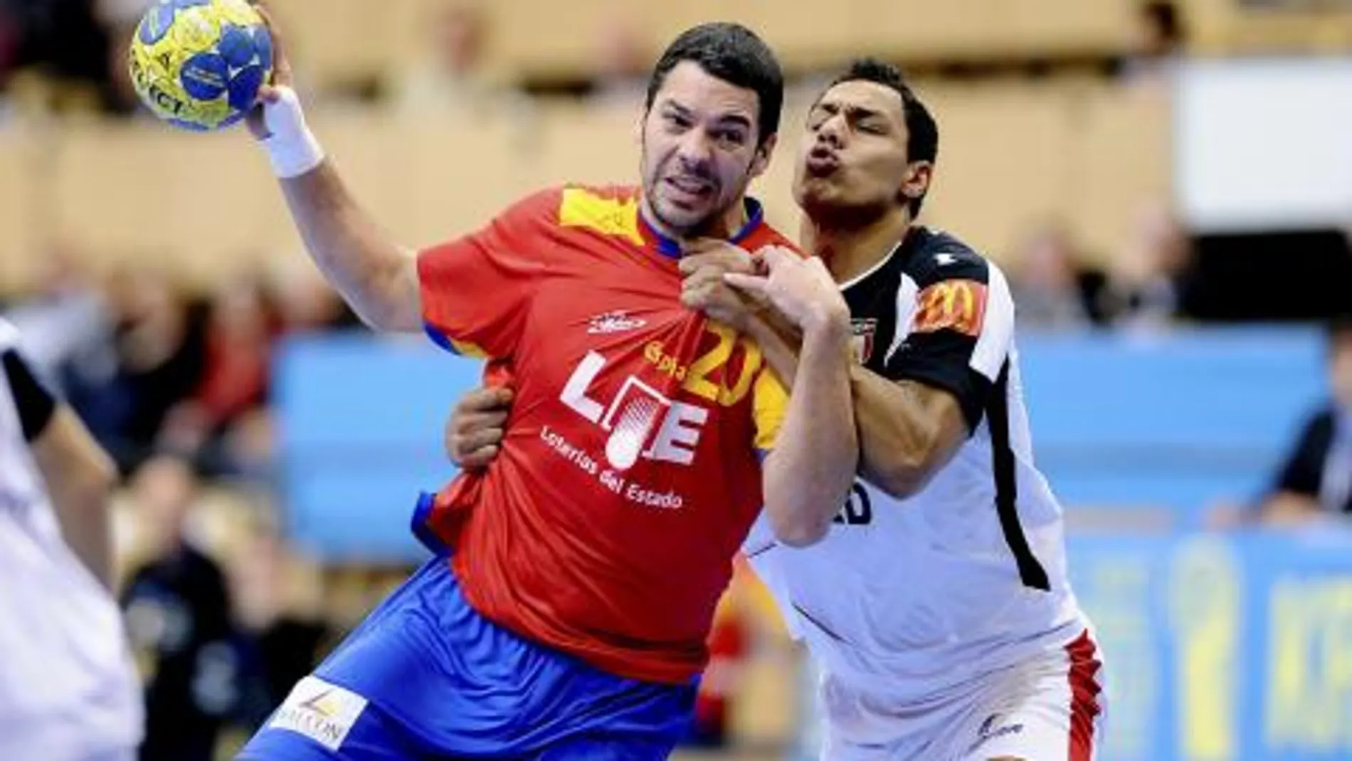 El central español José María "Chema"Rodríguez (i) intenta avanzar presionado por el egipcio Mustafa Hussein durante el partido España-Egipto, del grupo A del Mundial de balonmano de Suecia 2011
