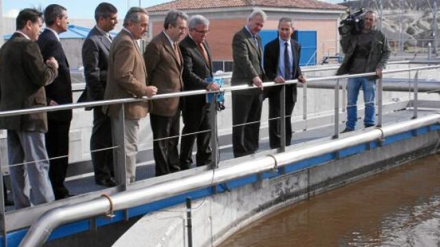 El presidente de la Comunidad, junto al consejero de Agricultura y los alcaldes de los municipios de Albudeite y Campos del Río, durante la inauguración de las depuradoras